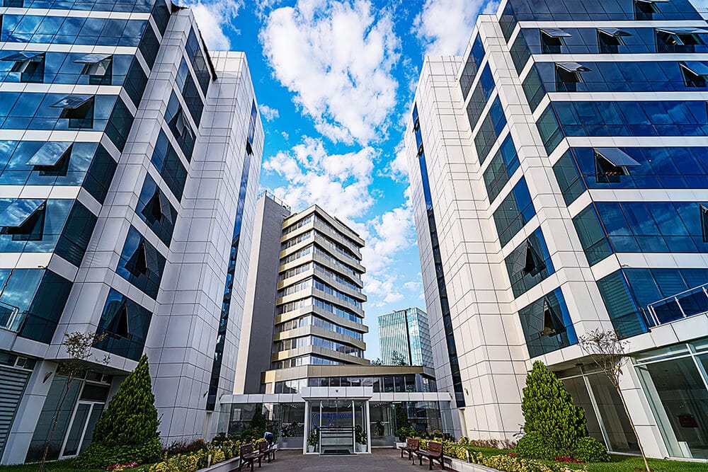 Helis Beyaz Ofis: iki cam cepheli blok ve aradaki giriş