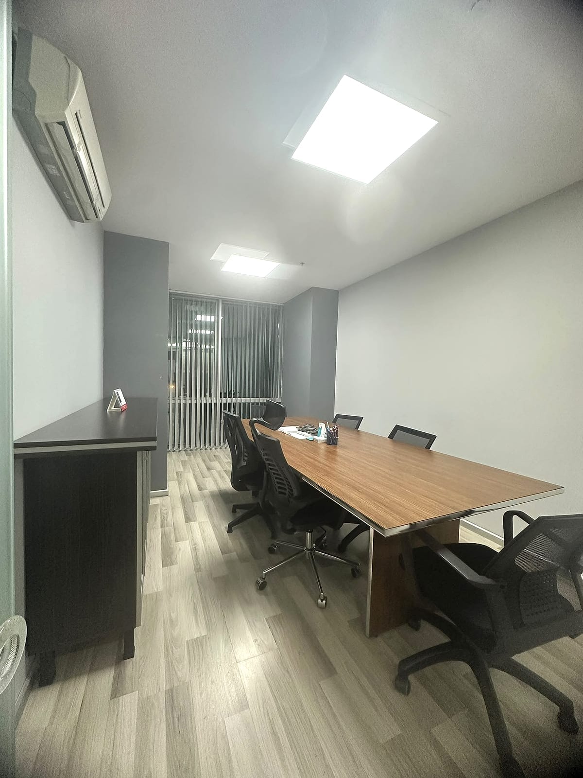 Toplantı odası: ahşap toplantı masası ve sandalyeler